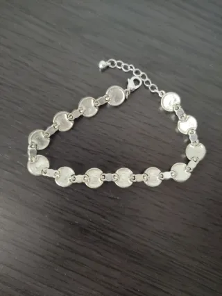 Pulsera multicolor con detalles plateados