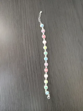 Pulsera multicolor con detalles plateados