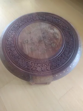 Mesa de madera India tallada