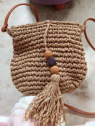 Bolso tejido con flecos y abalorios