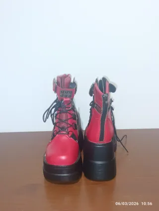 Botas rojas y negras con plataforma