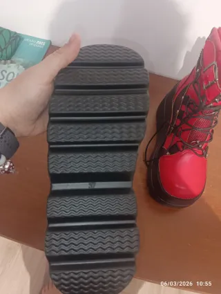 Botas rojas y negras con plataforma