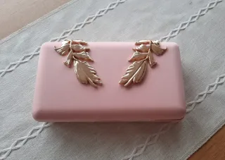 Vestido de fiesta María Salas rosa con accesorios.