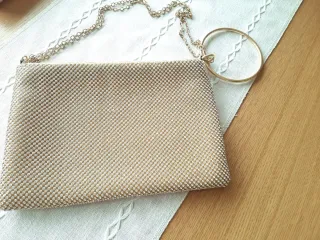 Vestido de fiesta María Salas rosa con accesorios.