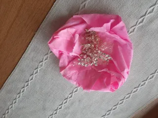 Vestido de fiesta María Salas rosa con accesorios.