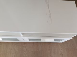 Mueble TV blanco con puertas cristal