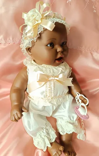 Preciosa muñeca bebé de piel negra