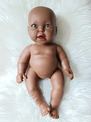 Preciosa muñeca bebé de piel negra