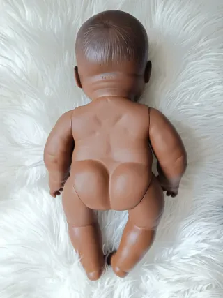 Preciosa muñeca bebé de piel negra