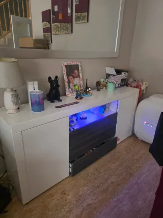 Mueble buffet gris y blanco con luz led