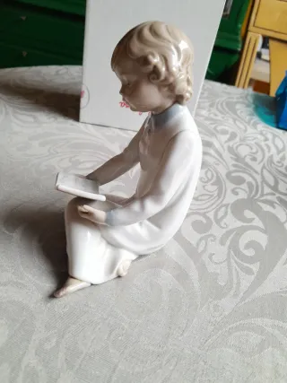 Figura Lladró niño leyendo