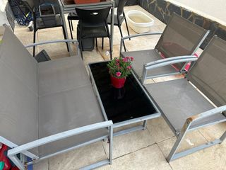 Mesa y sillas de exterior grises