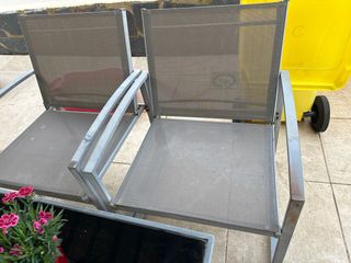 Mesa y sillas de exterior grises
