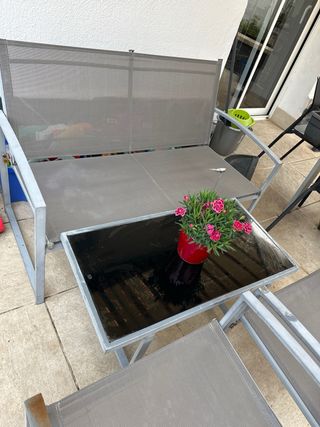 Mesa y sillas de exterior grises