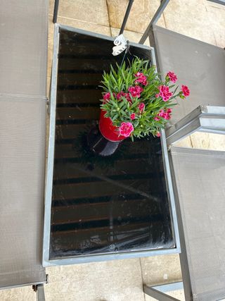 Mesa y sillas de exterior grises