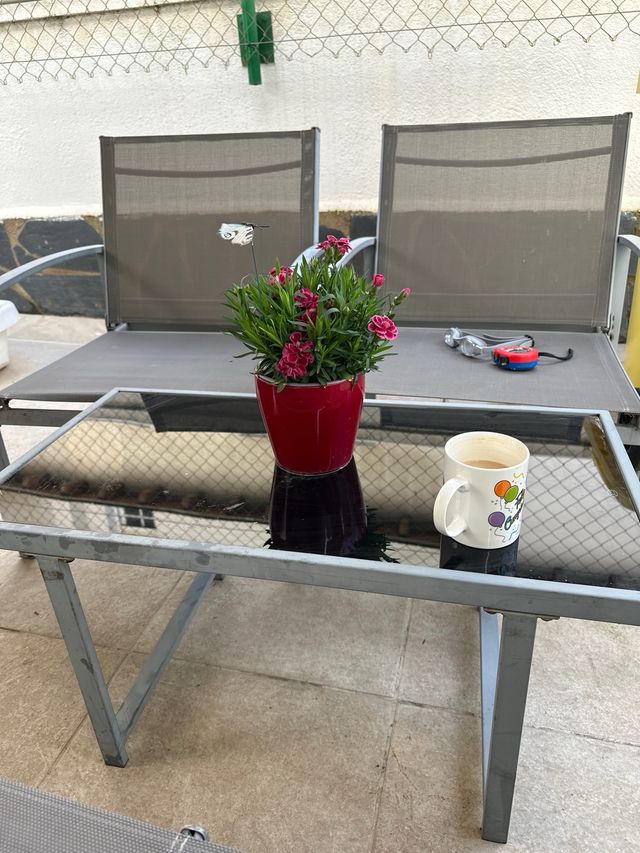 Mesa y sillas de exterior grises