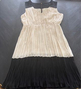 Vestido cóctel blanco y negro plisado