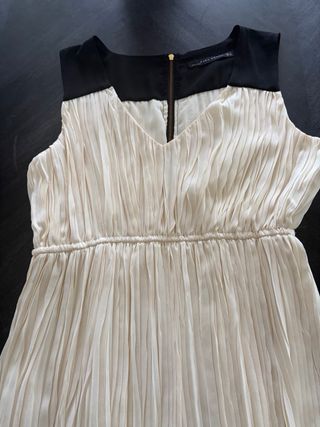 Vestido cóctel blanco y negro plisado