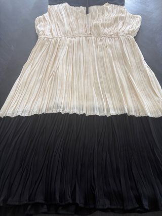 Vestido cóctel blanco y negro plisado