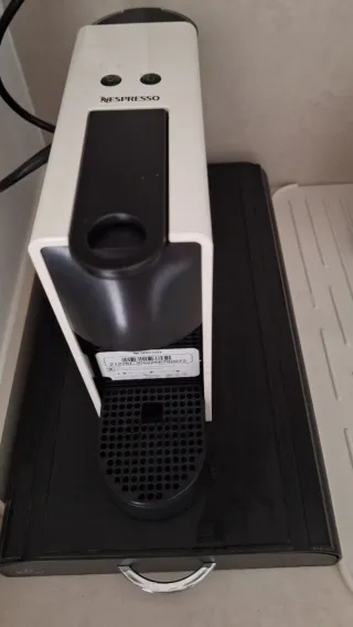 Cafetera Nespresso Mini Essenza y caja capsulas