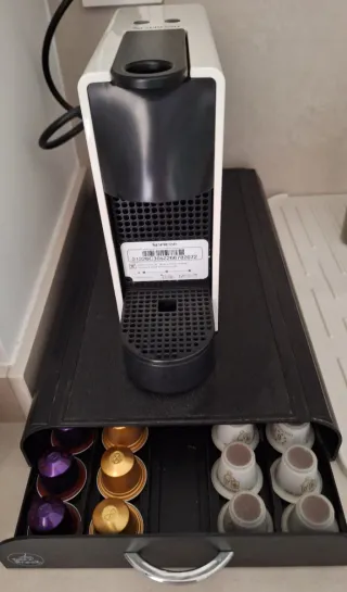 Cafetera Nespresso Mini Essenza y caja capsulas