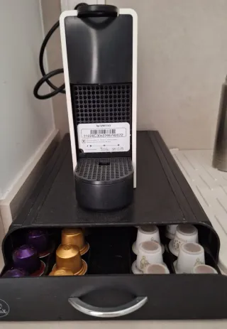 Cafetera Nespresso Mini Essenza y caja capsulas