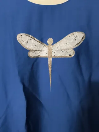 Vestido azul con libélula