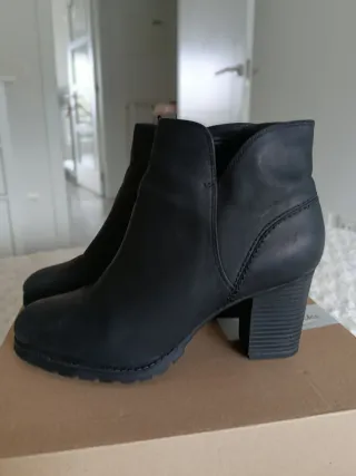 Botines negros tacón. Nuevos.