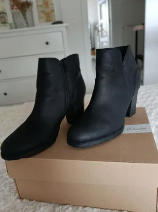 Botines negros tacón. Nuevos.