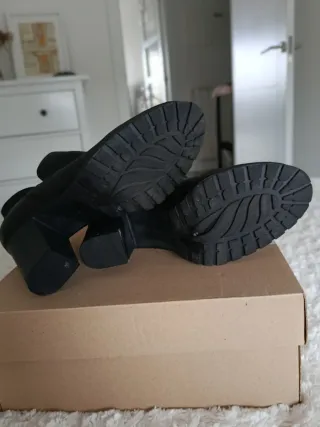 Botines negros tacón. Nuevos.