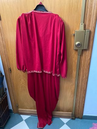 Mono árabe rojo con bordado dorado