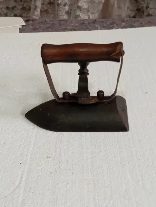 Plancha antigua de hierro con mango de madera