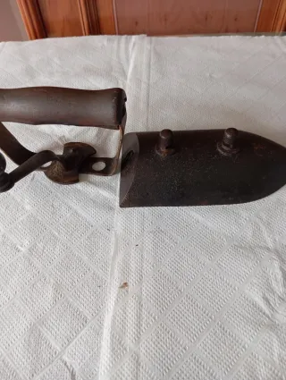 Plancha antigua de hierro con mango de madera