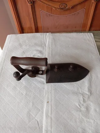 Plancha antigua de hierro con mango de madera