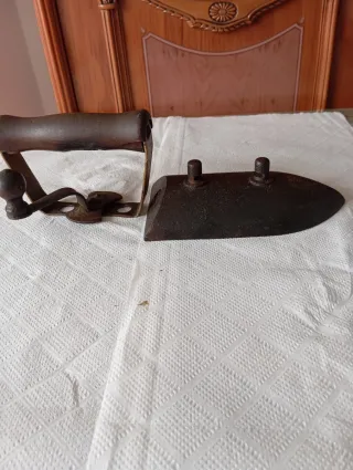 Plancha antigua de hierro con mango de madera