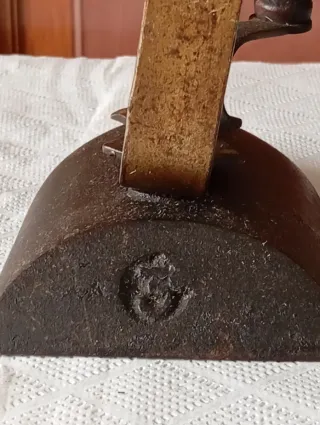 Plancha antigua de hierro con mango de madera