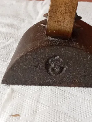 Plancha antigua de hierro con mango de madera