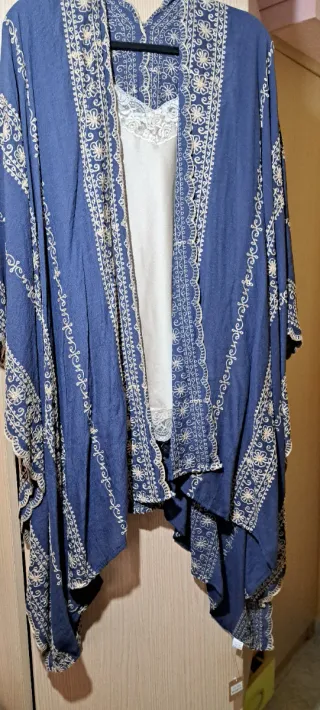 Kimono Azul con Bordado Beige Talla Única