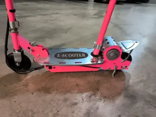 Patinete Eléctrico Rosa con Asiento
