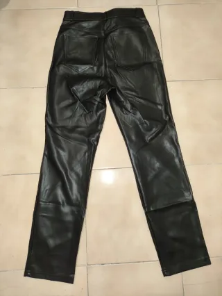 Pantalón negro efecto piel