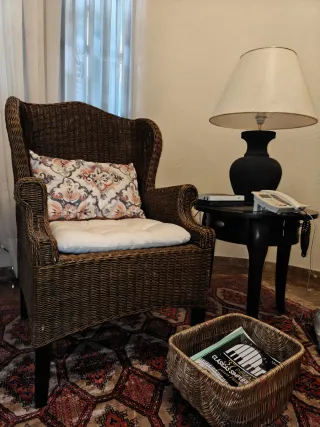 Sillón orejero de mimbre