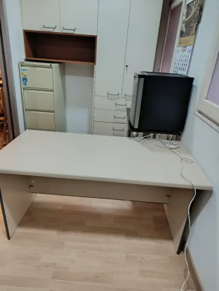 Muebles de oficina beige y marrón