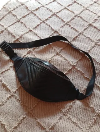 Riñonera negra acolchada