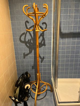 Appendiabiti da terra in legno stile albero