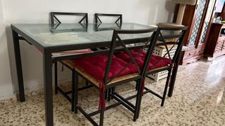 Mesa cristal Ikea y 4 sillas