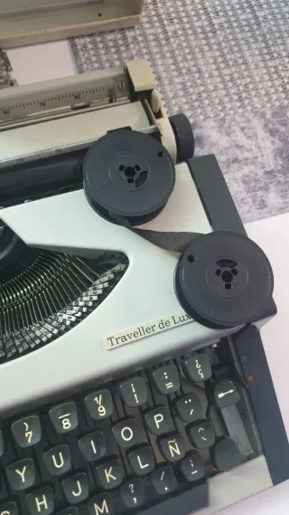 Máquina de escribir Olympia Traveller de Luxe