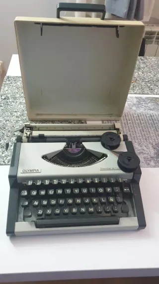 Máquina de escribir Olympia Traveller de Luxe