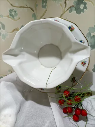 Salsera de porcelana tipo Limoges con flores