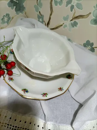 Salsera de porcelana tipo Limoges con flores