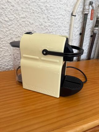 Cafetera Nespresso Crema Essenza Beige